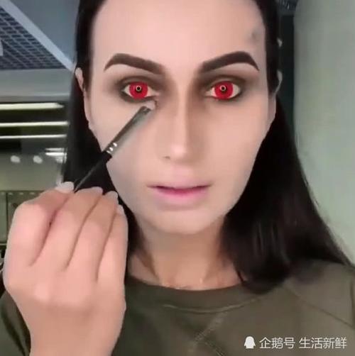 小姐姐仿妆吸血鬼,血红色眼睛越看越邪乎,网友:有点像