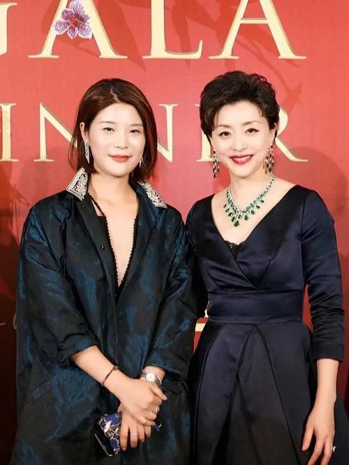 与影视明星李现,媒体人杨澜合影