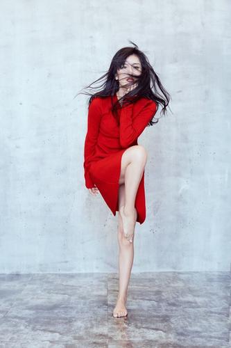 颜值提升不只是脸蛋变漂亮了,凑头到脚更白更美了,或许曾经的谢娜