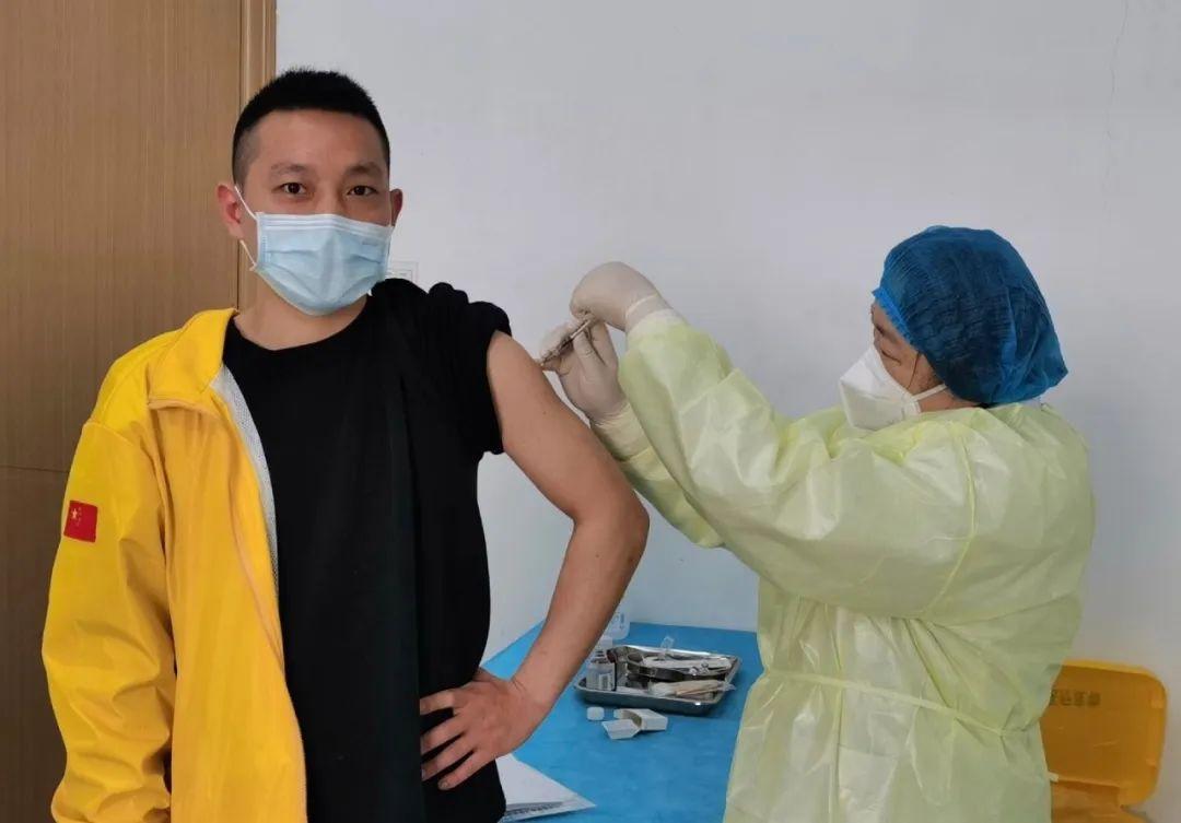 第一批新冠疫苗接种者正在等待结果