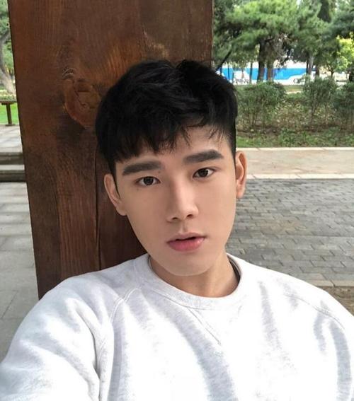 颜值不够发型来凑,2020夏天男生这样剪发,干净利落又帅气_头发