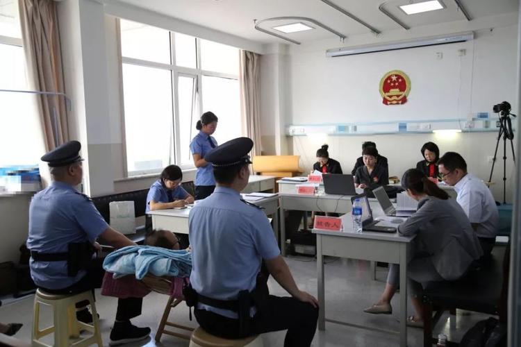 "政事儿"注意到,这起案件 开庭审理的地点,是在医院里.