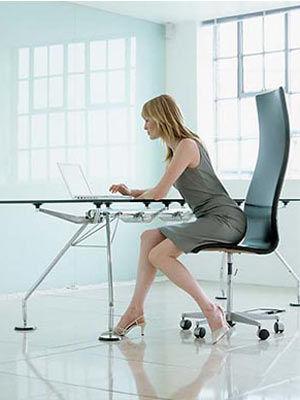 教你从坐姿看穿女人性格