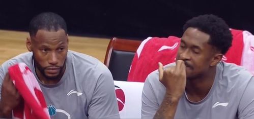 不听教练讲话马尚布鲁克斯低头玩手机是有伤还是战略轮休