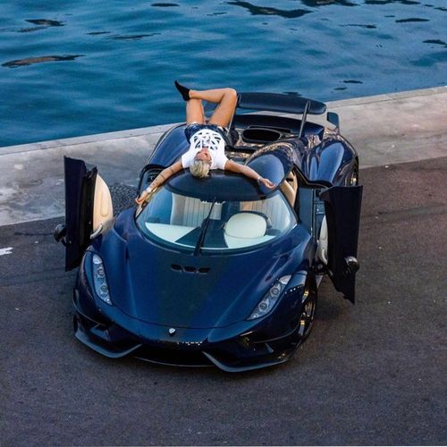 科尼塞克one:1女司机再添一枚幽灵神车regera,这绝对是人生赢家!