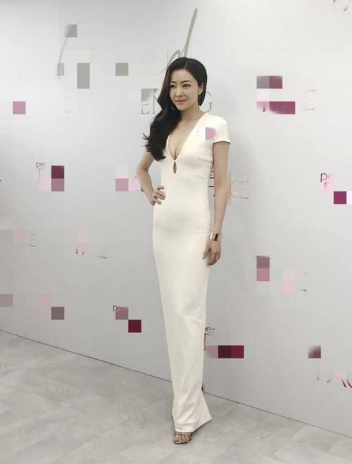 熊黛林真不愧是超模身材穿修身连衣裙亮相活动身材太迷人