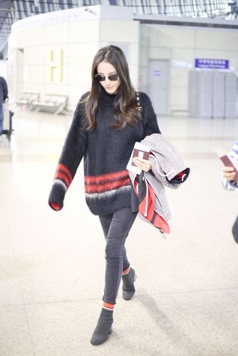 迪丽热巴机场随性街拍图片