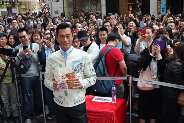 古天乐今天现身铜锣湾,出席《伸手助人协会曲奇传爱日》义卖曲奇活动