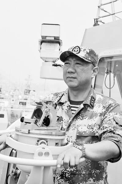 "提起舰长张若飞,和他搭档多年的北海舰队某驱逐舰支队盐城舰副舰长蔡