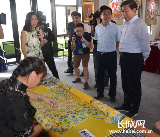观摩团参观定兴非遗小镇京绣制作.记者 孟捷 摄