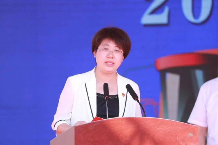 文晓凡主持仪式.