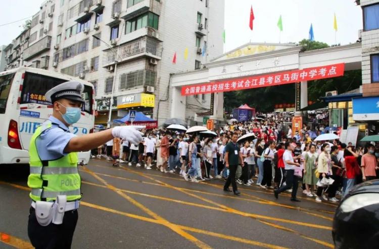 和荔警们一如既往默默守护的身影 马街中学,合江中学周边路段 交警们