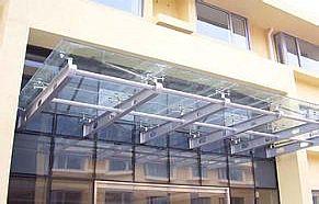 小西天安装玻璃雨棚 更换雨棚钢化玻璃双层玻璃-北京鑫盛源电动门窗
