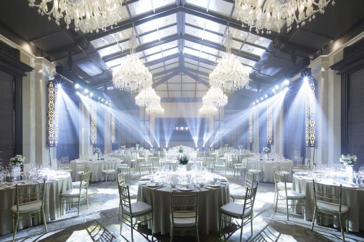 精选宴会场景融合花园环境,引领城中度假新风尚