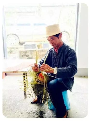 李加云出生于竹编世家,祖上数代均以竹编手艺谋生, 受其父亲的影响