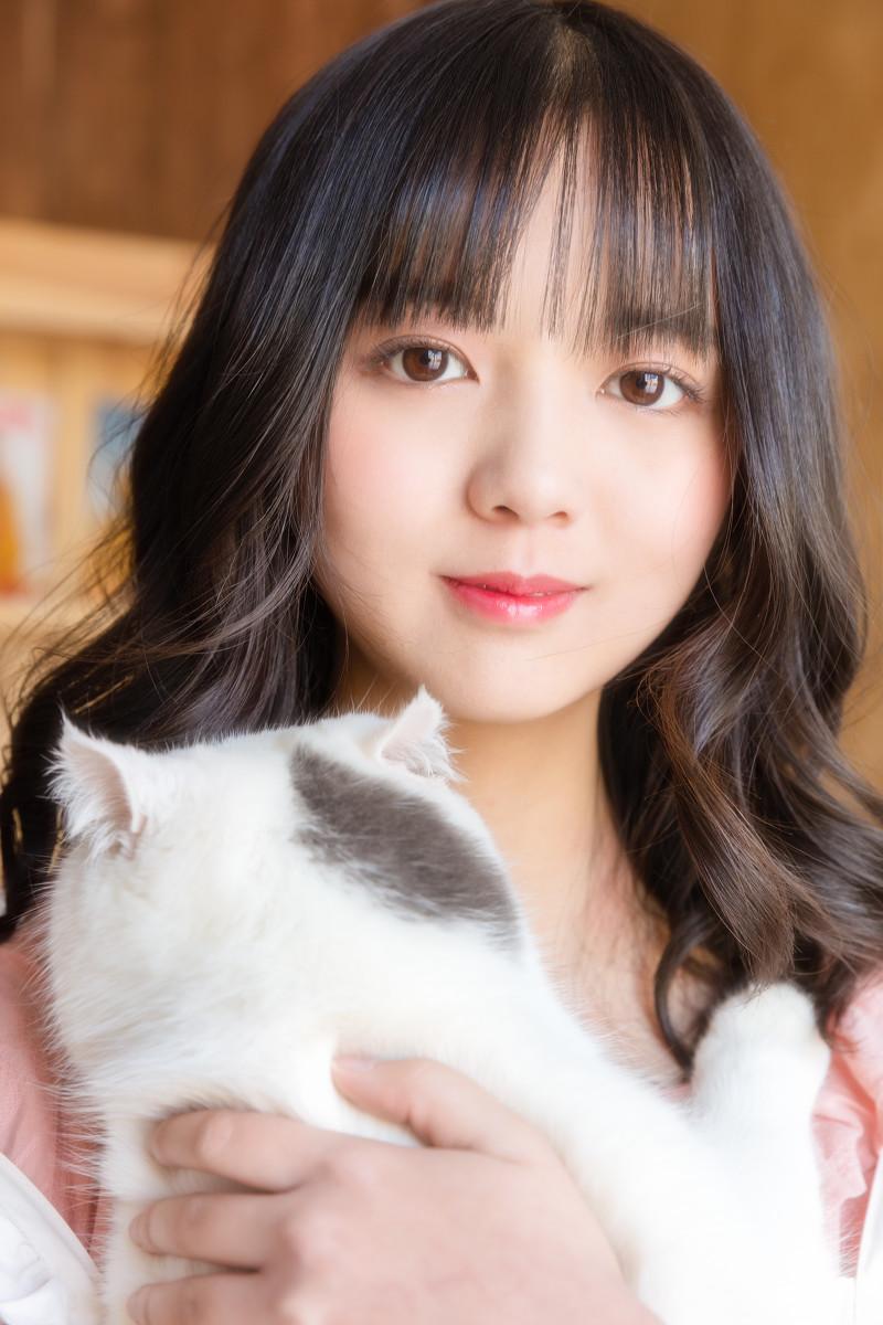 可爱圆脸美女白皙养眼居家写真图片