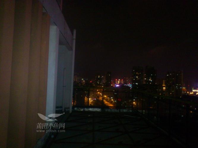 15层楼顶天台夜景