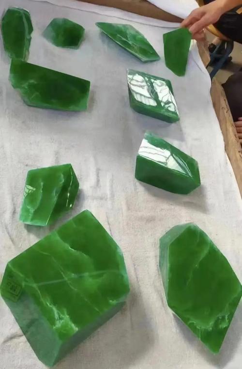 平洲公盘标王横空出世,1.5亿帝王绿原石惊爆翡翠圈!