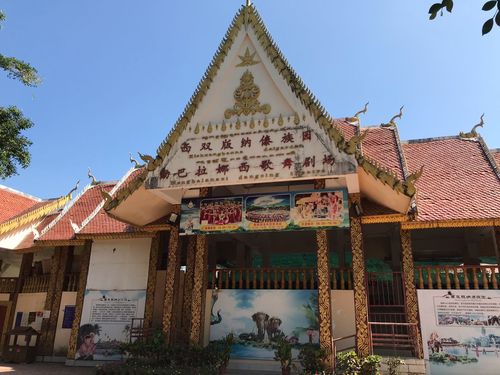 满,曼弄枫附近,曼听公园,泼水广场,坐长途大巴10元钱到勐罕的孟广农村