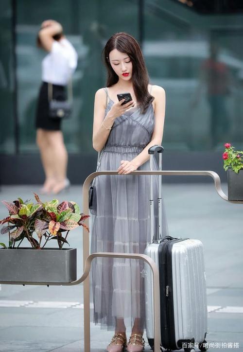 喜欢冬天穿裙子,定是个温柔漂亮的女生,若选对款会更有女人味