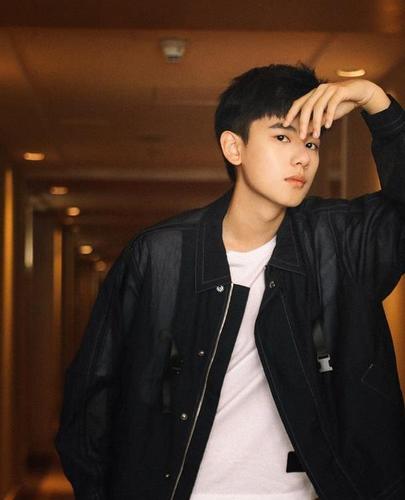 胡先煦不说话的时候还是很帅的青春且充满朝气很有时尚感