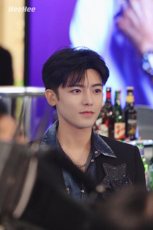 侯明昊超话#侯明昊被粉丝送狗头篮球花#  今天是帅的!  @侯明昊neo