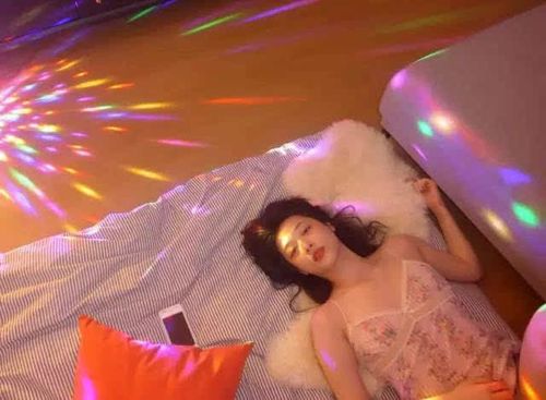 除了都不爱穿bra,性感女神肯豆和雪莉还有一个共同点