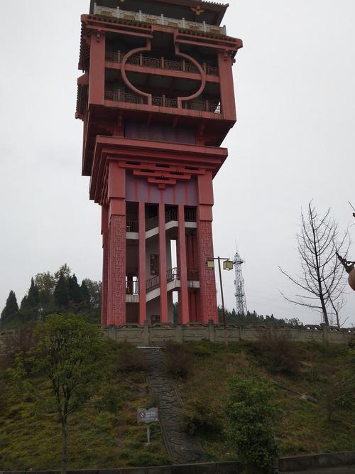 独游凤凰山,饱览沿途风景;初登凤凰亭,俯瞰达州新貌.美哉!壮哉!