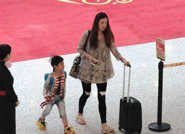 王志文一家亮相,陈坚红穿蕾丝衫好低调,王志文的红裤子好时髦