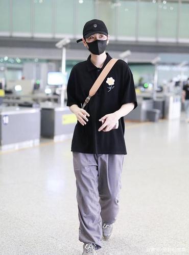 汪苏泷街拍:花短袖polo衬衫阔腿裤balenciaga老爹