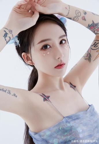 纹身美女白嫩纤细身材如精灵一般