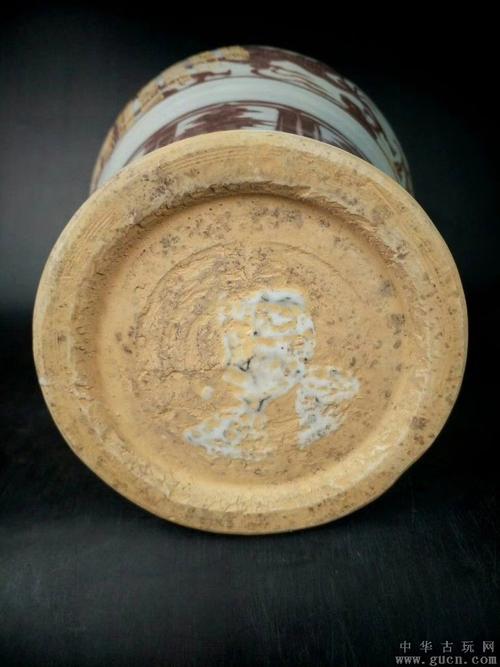 藏品尺寸/规格:明洪武釉里红后清描金龙梅瓶,高44cm口径宽5cm底足宽
