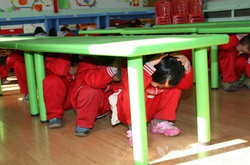 新城幼儿园防震演练现场