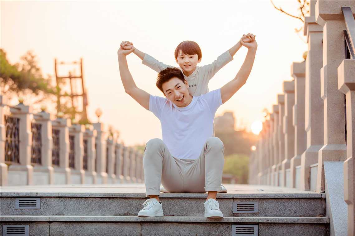 原创爸爸带娃十个九个粗心?你们那算什么,我家是孩子生后直接忘医院