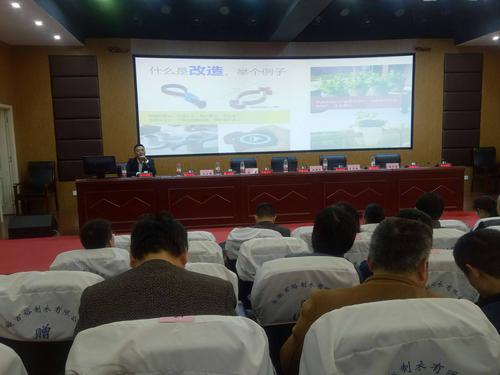 创客导师王玉成介绍三维创意设计在中小学创新教育中的应用.