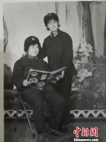 图为杨子一的母亲杨丽和外婆.受访者供图