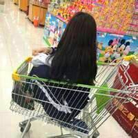 女生逛超市背影头像