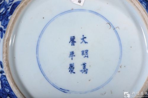 首页 专场 陶器瓷器   有窑裂,口飞皮  "款识:"大明万历年制"青花楷书