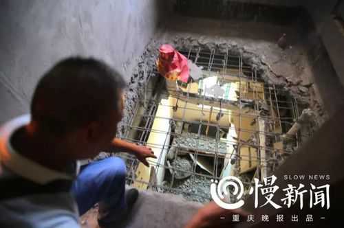 楼上钻塌楼板砸到楼下书房,幸好没人