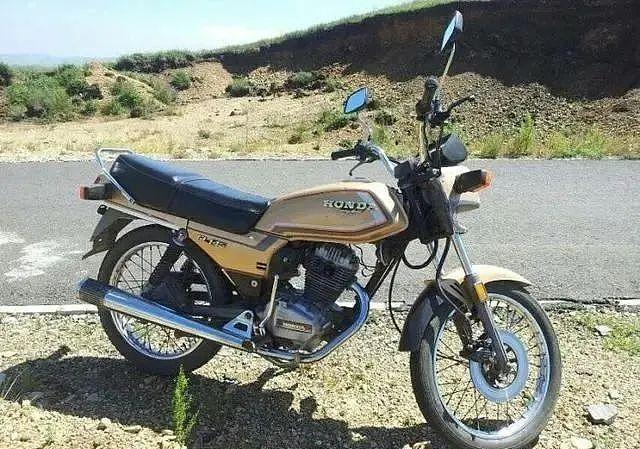 在80年代这台摩托算是代步摩托车中的陆巡它是本田gl145
