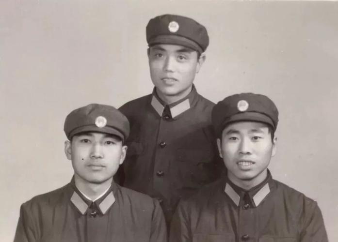 上绿下蓝的82式警服,我前后穿了近三年的时间.