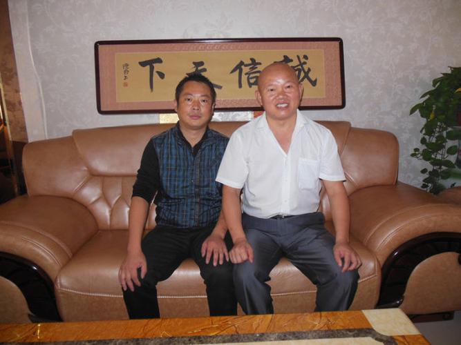 陈华明,沈树连与博主及他们夫妇在华明家中留影