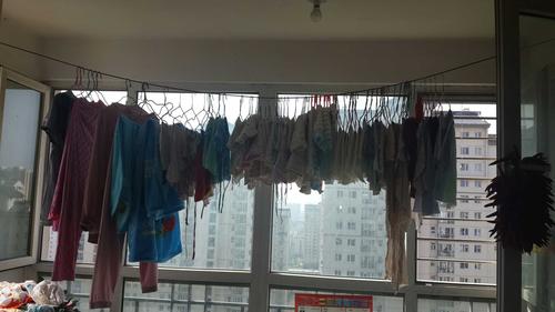 一大早起来洗小孩衣服,终于洗完了,就是没有地方凉