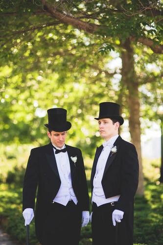 你在这里看不到塔士多(无尾燕尾服),传统上,他们应该只在下午6点前