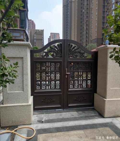 7米宽度,干挂石材安装真费事,门中间是回型铝花搭配,整体效果还不错.