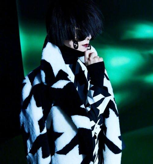 李宇春再一次突破时尚造型,齐刘海短发造型新颖时髦