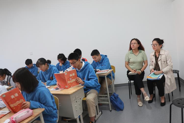 栖霞区教师发展中心领导和专家莅临南外仙林分校燕子矶校区中学部视导