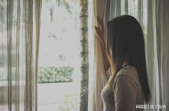 突然,我发现了有qq头像和他俩微信聊天记录里那女的头像一模一样,连