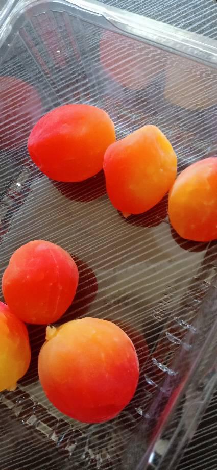 请问这个红色梅子长得就是如此红和甜腻的吗?