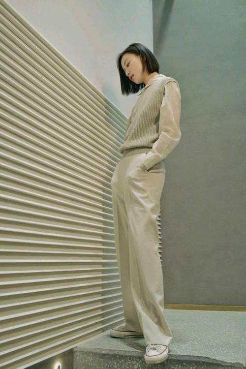 短发倪妮气质太好了针织马甲配衬衫谋女郎变身复古女神